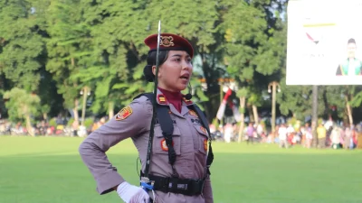 Tegas dan Menginspirasi, Polwan Polres Labuhanbatu Pimpin Upacara Penurunan Bendera di Labura