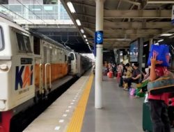 12 Kereta Jarak Jauh Berhenti Luar Biasa di Stasiun Jatinegara Selama Reuni 212
