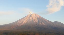 Gunung Semeru 3 Kali Erupsi Pagi Ini