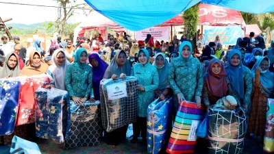 Salurkan Bantuan Bencana TP PKK Pusat Yakinkan Warga Agam Tak Sendiri